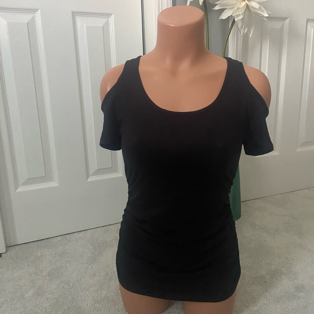 ❌SOLD Boston Proper XS cold shoulder, ruched Black scoop neck Top NEW